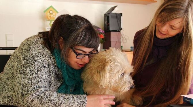 Funda Gerhardt ist sehbehindert und sitzt im Rollstuhl. Die Besuche von Marita Grüner und ihrem Hund Seppi geben ihr Kraft. FOTO