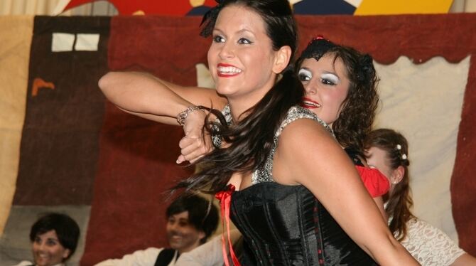 Die Rauchkatzen aus Stetten unter Holstein holten sich mit Cowboys und Saloongirls den Sieg im Showtanz. FOTO: LEIPPERT Die Rauchkatzen aus Stetten unter Holstein holten sich mit Cowboys und Saloongirls den Sieg im Showtanz. FOTO: LEIPPERT