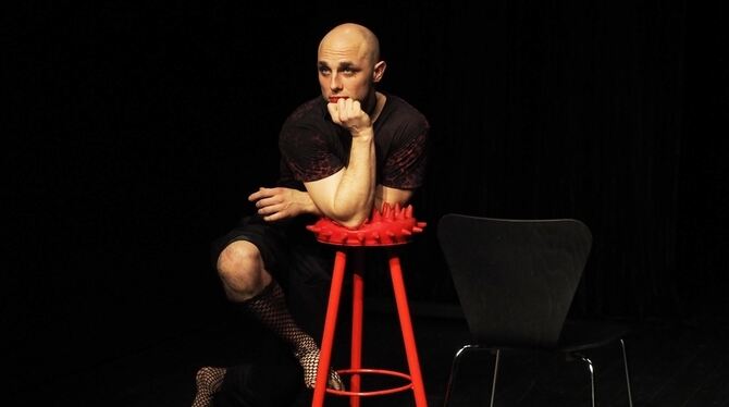 Die Netzstrümpfe sind schon mal da, fehlt nur noch die Stripperin. Stattdessen lässt Endre Holéczy in Bodo Kirchhoffs Stück verb