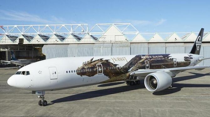 Eine Boeing 777-300 der Air New Zealand, bemalt mit dem Drachen Smaug aus dem Hobbit-Film. Foto: Air New Zealand