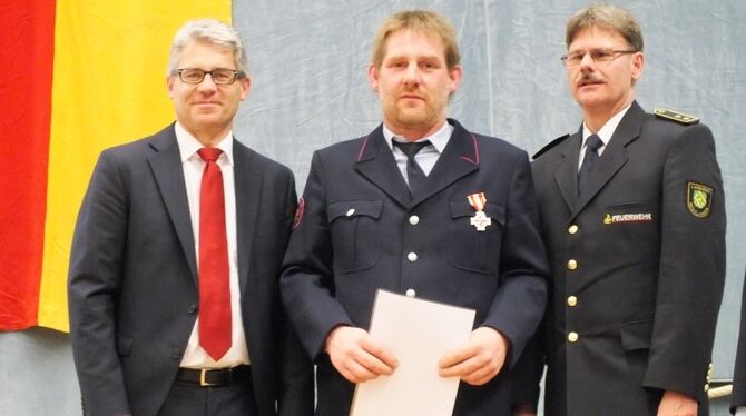 Markus Vöhringer (Mitte) erhielt das Feuerwehr-Ehrenzeichen in Silber. Ihn rahmen Bürgermeister Jochen Zeller (links) und Kreisb