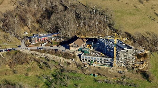 Der aktuelle Baustand des neuen Hotels Achalm: Erkennbar sind die beiden Sockelgeschosse und der noch unverkleidete viergeschoss Der aktuelle Baustand des neuen Hotels Achalm: Erkennbar sind die beiden Sockelgeschosse und der noch unverkleidete viergeschoss