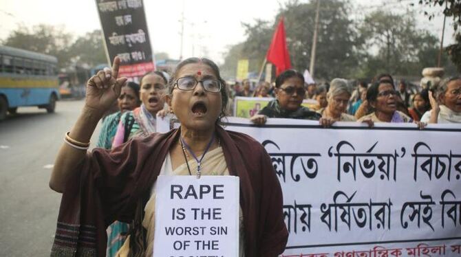 Berichte über eine erneute Gruppenvergewaltigung machen in Indien Schlagzeilen. Foto: Piyal Adhikary/Archiv