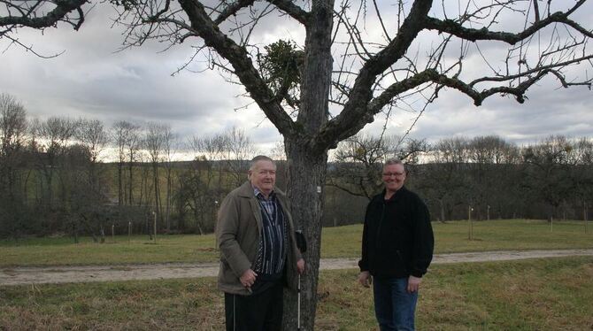 Georg Renz (links) hat 45 Jahre lang die Bäume im Gomaringer Buchbach gepflegt. Günter Letz, der Vorsitzende des Obst- und Garte