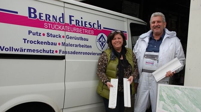 Kornelia und Bernd Friesch mit Stuck- und Verputzmustern vor der Lagerhalle ihres Betriebs in der Lustnauer Straße. Kornelia und Bernd Friesch mit Stuck- und Verputzmustern vor der Lagerhalle ihres Betriebs in der Lustnauer Straße.