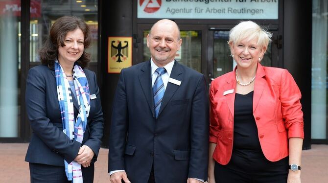Agenturchef Wilhelm Schreyeck mit seinem neuen Führungsteam: Angelika Kvaic (links) und Irmgard Kaiser.  GEA-FOTO: PACHER