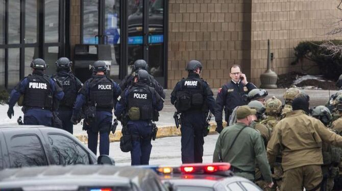 Polizei vor Einkaufszentrum in der Nähe von Washington in dem sich die Tat ereignete. Foto: Jim Lo Scalzo