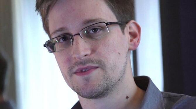 Der frühere US-Geheimdienstmitarbeiter Edward Snowden gibt ein Interview. Foto: Guardian/Glenn Greenwald/Laura Poitras/Archiv