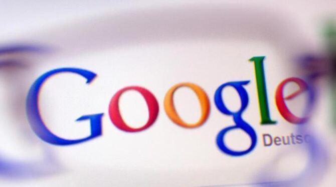 Das Google-Logo ist durch ein Brillenglas auf einem Bildschirm zu sehen. Foto: Martin Gerten/Symbolbild