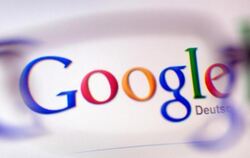 Das Google-Logo ist durch ein Brillenglas auf einem Bildschirm zu sehen. Foto: Martin Gerten/Symbolbild