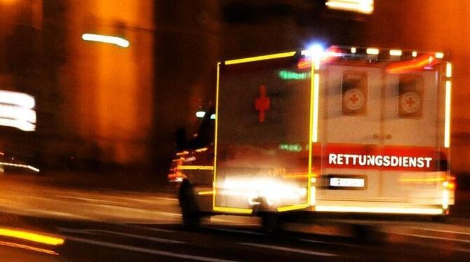 Rettungswagen in München: Das Risiko, an einem Herzleiden zu sterben, liegt in den ostdeutschen Bundesländern nach wie vor hö
