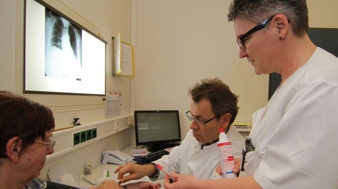 24 Stunden am Tag für die Patienten da: In dieser (nachgestellten) Szene nimmt Dr. Joachim Weber, Chefarzt der Inneren in der Ba 24 Stunden am Tag für die Patienten da: In dieser (nachgestellten) Szene nimmt Dr. Joachim Weber, Chefarzt der Inneren in der Ba