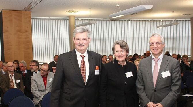 Ministerialdirigent Professor Dr. Michael Schmitt (links) mit der Reutlinger Finanzamts-Chefin Sigrid Brucker-Maschke und ihrem