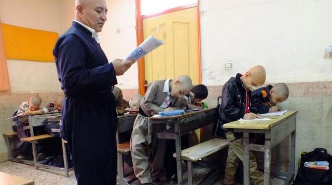 Der Lehrer Ali Mohammadian, ebenso klatzköpfig wie seine Schüler. Foto epa Foto: Tasnim/ Bahman Shahbazi