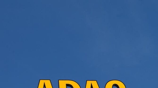 ARCADAC-Werbung des Automobilclubs in Halle/Saale. Foto: Jens Wolf/Archiv ARCADAC-Werbung des Automobilclubs in Halle/Saale. Foto: Jens Wolf/Archiv