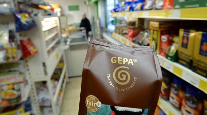 The Fair Trade Company ist in einem Lebensmittelladen in Stuttgart an einer Tüte mit Kaffee zu sehen. Egal ob Kaffee, Schokolade