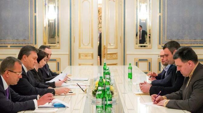 Klitschko (2.v.r.) über Janukowitsch (2.v.l.): "Es ist wirklich schwierig für mich, diesem Betrüger in den Verhandlungen gege