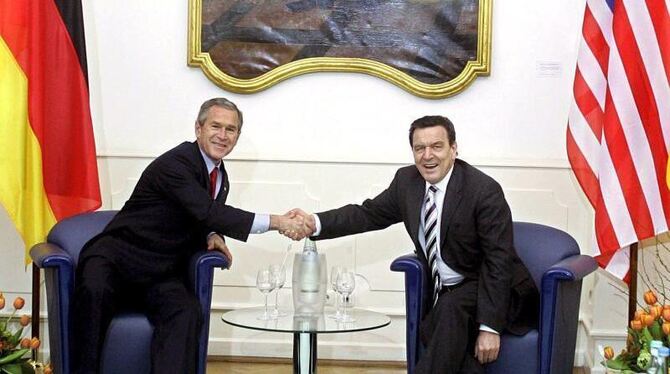 Dass der damalige Bundeskanzler Schröder (l) den Irak-Feldzug von US-Präsident Bush nicht unterstützen wollte, machte ihn off