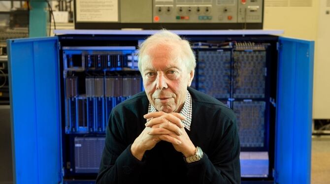 Der ehemalige IBM-Mitarbeiter Helmut Painke posiert im IBM Forschungs- und Entwicklungszentrum in Böblingen neben dem Großrechne