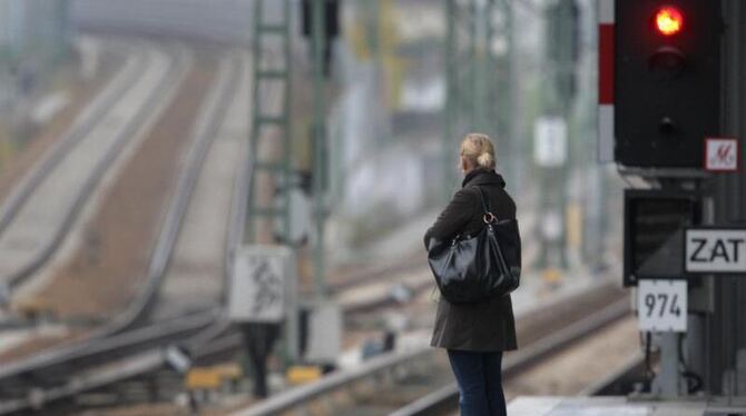 Eine junge Frau wartet auf die S-Bahn. Foto: Peer Grimm/Archiv