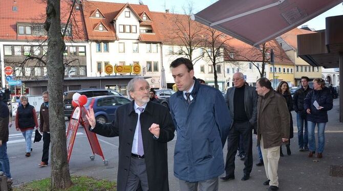 Spaziergang mit dem Minister: Bürgermeister Rudolf Heß (links) zeigte Nils Schmid auch weniger schöne Orte Pfullingens, wie zum