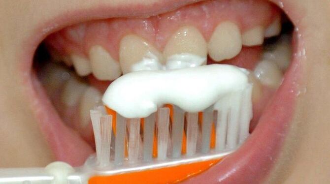 Ein Junge putzt sich die Zähne. Die hohen Raten von Milchzahnkaries machen Fachleuten Sorgen. Foto: Achim Scheidemann