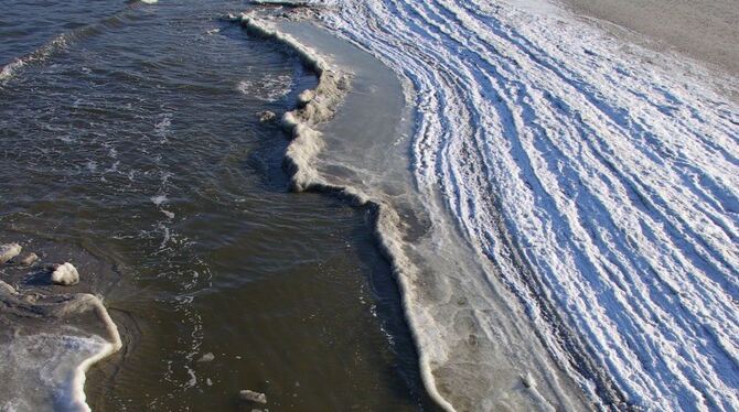 Doch, Menschen gibt es am Ostseestrand in Zingst auch im Winter. Aber sie rücken bei so viel Natur doch eher in den Hintergrund. GEA-FOTOS: GISEL