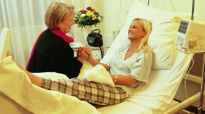 Besucher am Krankenbett können weit mehr für ihre Lieben tun, als nur Trost spenden und für Zerstreuung sorgen. FOTO: MEV-VERLAG