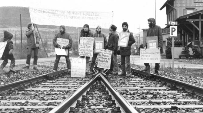 Eine halbe Stunde lang blockierte am 7. Februar 1984 eine Handvoll Demonstranten die Demontage des Honauer Bähnles. GEA-ARCHIV-F