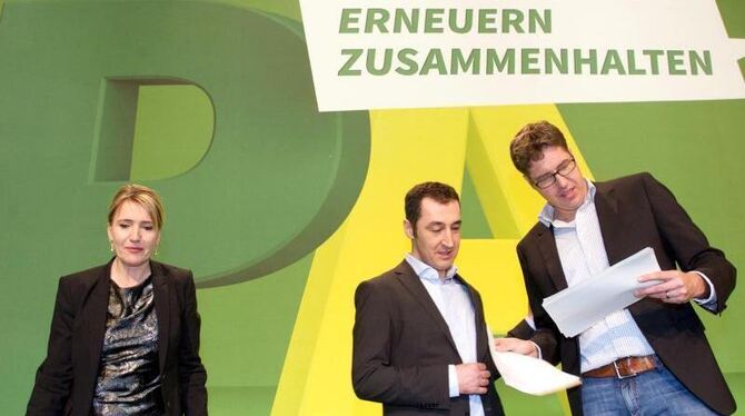 Die Bundesvorsitzenden Simone Peter, Cem Özdemir und Bundesgeschäftsführer Michael Kellner in Dresden. Foto: Peter Endig