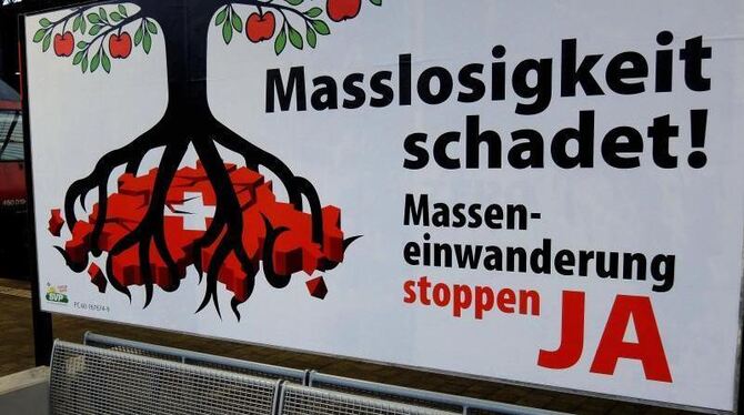Plakat der Schweizerischen Volkspartei (SVP) gegen »Masseneinwanderung« in Basel. Foto: Thomas Burmeister