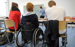 Die 19 Jahre alte körperbehinderte Kim Väth arbeitet am in ihrer Abiturklasse am Humboldt-Gymnasium in Karlsruhe mit ihren Mitsc