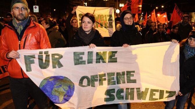 Aus Enttäuschung über die Niederlage gingen in Zürich, Bern und Luzern am Abend Hunderte Menschen auf die Straßen. Foto: Stef