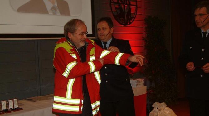Sitzt, passt und hat Luft: Bürgermeister Rudolf Heß (links), der zum Ehrenmitglied der Pfullinger Feuerwehr ernannt worden ist,