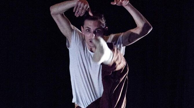 Tanz mit Ausstrahlung: Anthony Kirk in seinem Solo »Exploration«. FOTO: SCHULTZE