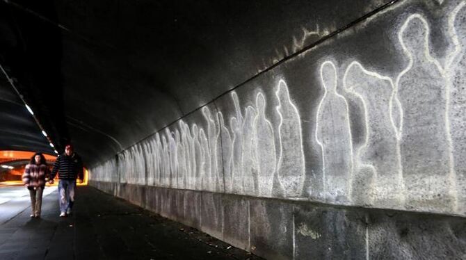 An die Wand im Karl-Lehr-Tunnel in Duisburg wurden Figuren zur Erinnerung an die Toten bei der Loveparade 2010 gemalt. Foto: