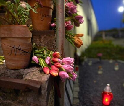 Kerzen, Blumen und Gedenksteine erinnern am Ort des Loveparade-Unglücks an die Toten. Foto: Bernd Thissen