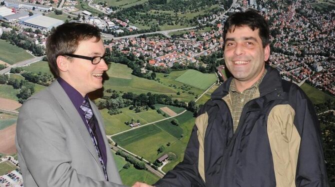 Vor einem Jahr begrüßte Gomaringens Bürgermeister Heß den neuen Vollzugsbeamten Gialamidis. Mittlerweile verteilt er in drei Gem