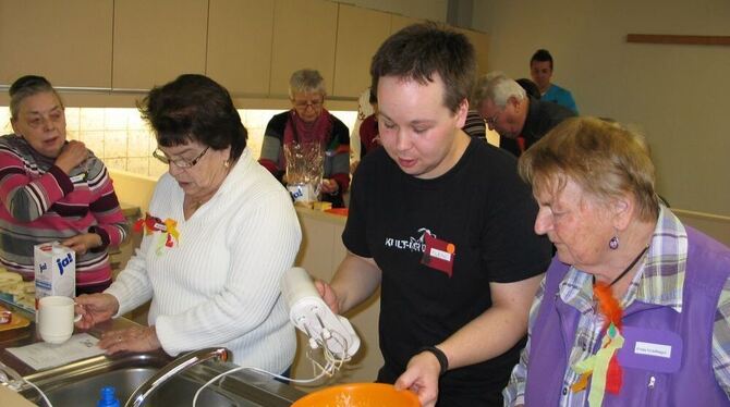 Gemeinsam mit den künftigen Altenpflegern zu kochen und zu backen  hat den Teilnehmern vom Treff  ab 60 Spaß gemacht. Foto: Oelkuch