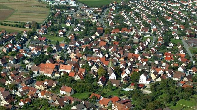 Aus der Vogelperspektive sieht Walddorfs Ortsmitte ganz idyllisch aus, doch wer zu Fuß unterwegs ist, dem fallen heruntergekomme