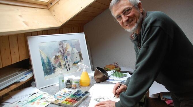 In seinem Arbeitszimmer skizziert Graeme Nicholson mit einigen schnellen Strichen die ihn fotografierende Journalistin. GEA-FOTO