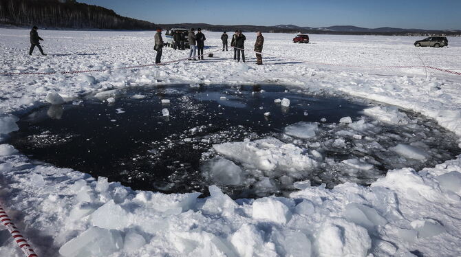 Ein Meteorit schlug im Februar 2013 in den Chebarkul-See in der Nähe von Chebarkul, Ural, Russland. FOTO: DPA