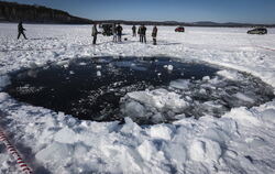 Ein Meteorit schlug im Februar 2013 in den Chebarkul-See in der Nähe von Chebarkul, Ural, Russland. FOTO: DPA