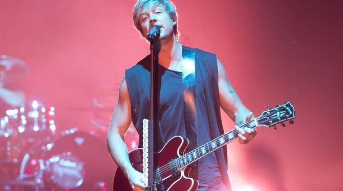 Samu Haber, Sänger von Sunrise Avenue, beim Auftaktkonzert in Stuttgart. Foto: Sebastian Kahnert