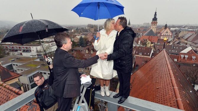 Uwe Schmidt (links), Pastor der Baptistengemeinde Kelsterbach, traut den Stunt-Performer Marko König und seine Ehefrau Yvonne ki