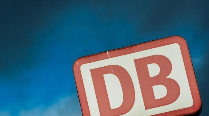 Der Gewinn der Deutschen Bahn soll sich im vergangenen Jahr halbiert haben. Foto: Hauke-Christian Dittrich Der Gewinn der Deutschen Bahn soll sich im vergangenen Jahr halbiert haben. Foto: Hauke-Christian Dittrich