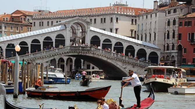In Venedig sind Gondeln und Wassertaxis alltäglich.