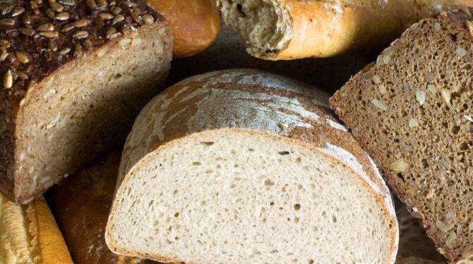Verschiedene Brotsorten, wie Mischbrot, Roggen-Vollkornbrot, Baguette und Knäckebrot: Bäcker wollen, dass die deutsche Brotvi