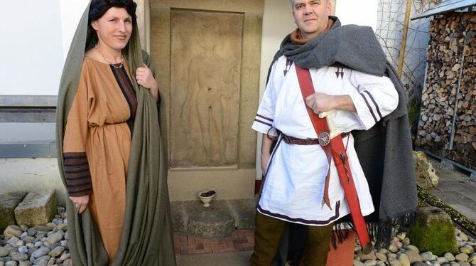 Monika und Alexander Zimmermann, gekleidet in originalgetreu selbst gefertigter römischer Kleidung.