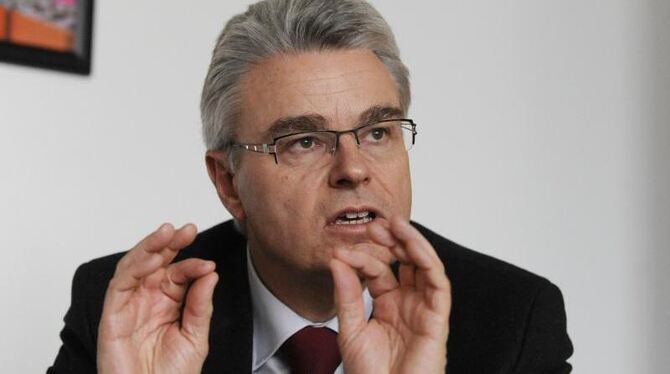 »Ich bin mir sehr sicher, dass dies kein reines Daimler-Problem ist«: Erich Klemm, Gesamtbetriebsratsvorsitzender der Daimler »Ich bin mir sehr sicher, dass dies kein reines Daimler-Problem ist«: Erich Klemm, Gesamtbetriebsratsvorsitzender der Daimler